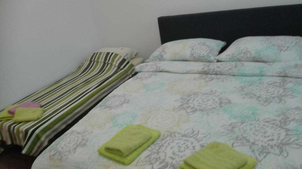 Ένα ή περισσότερα κρεβάτια σε δωμάτιο στο Apartment in Brodarica with sea view, balcony, air conditioning, WiFi (4731-5)