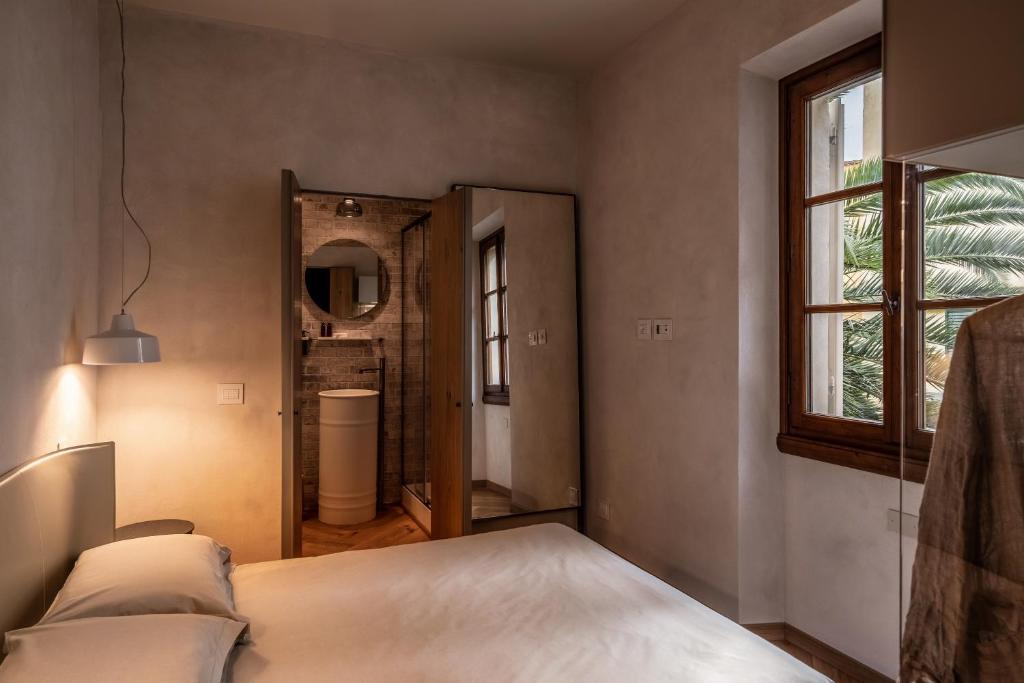 Łóżko lub łóżka w pokoju w obiekcie Oltrarno 1881 Apartments
