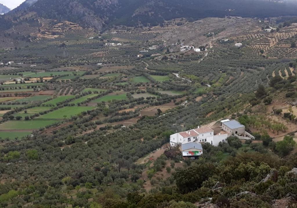 uma vista aérea de uma casa numa montanha em Casa Rural Hoyo de Los Pájaros em Castril