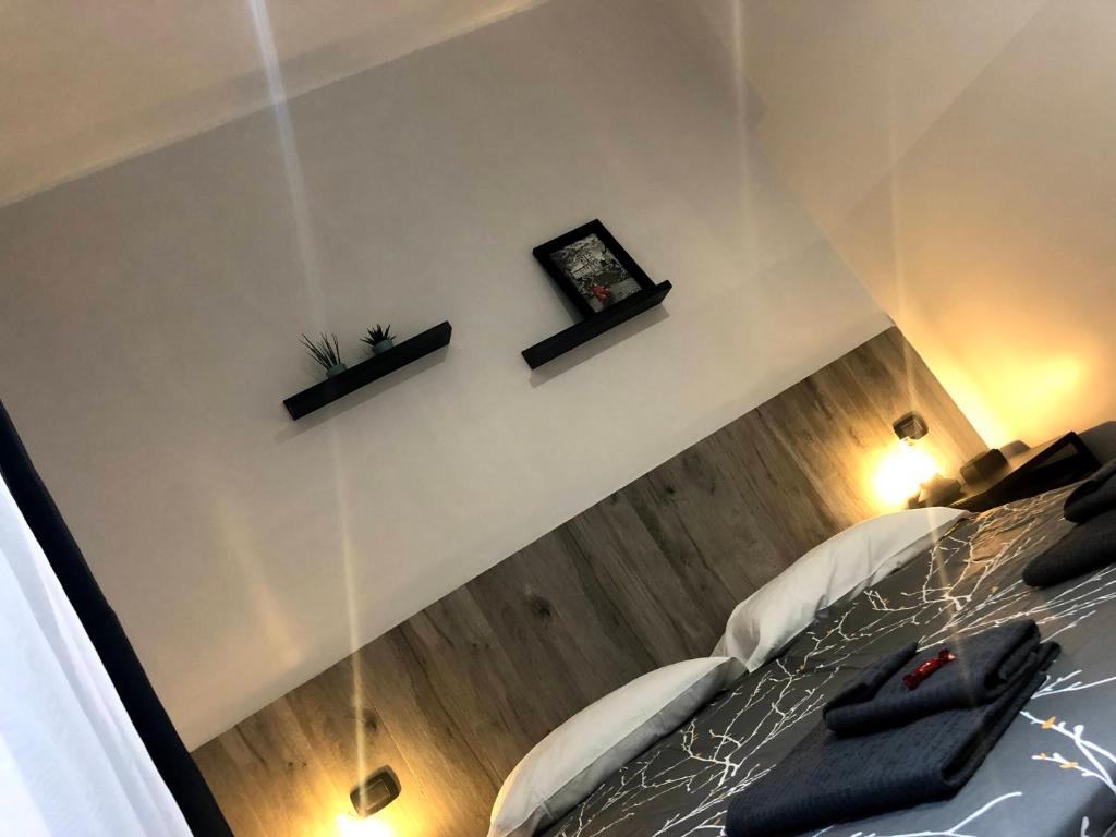 Łóżko lub łóżka w pokoju w obiekcie Avec Moi Roma