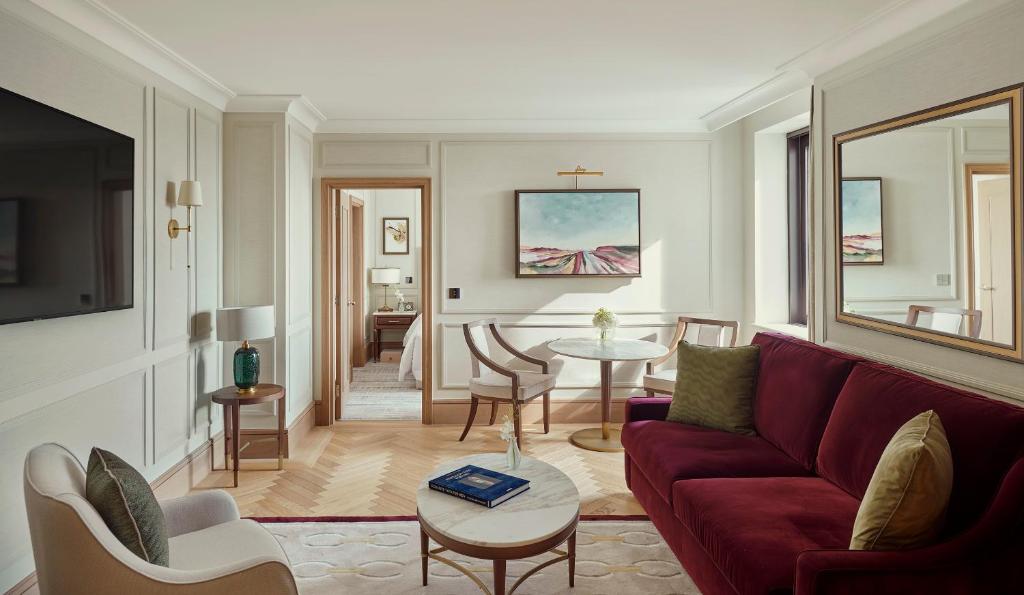 
Executive City View Suite with exclusive access to Cadogan private gardens
