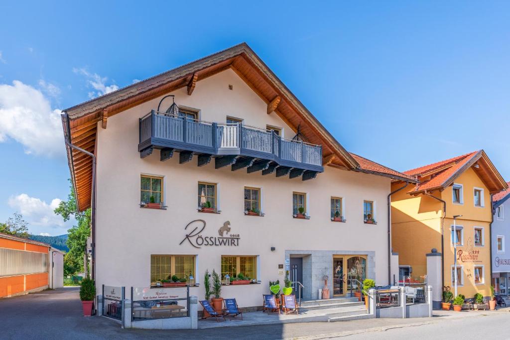 Großes weißes Gebäude mit Balkon in der Unterkunft Wander und Aktiv Hotel Rösslwirt in Lam