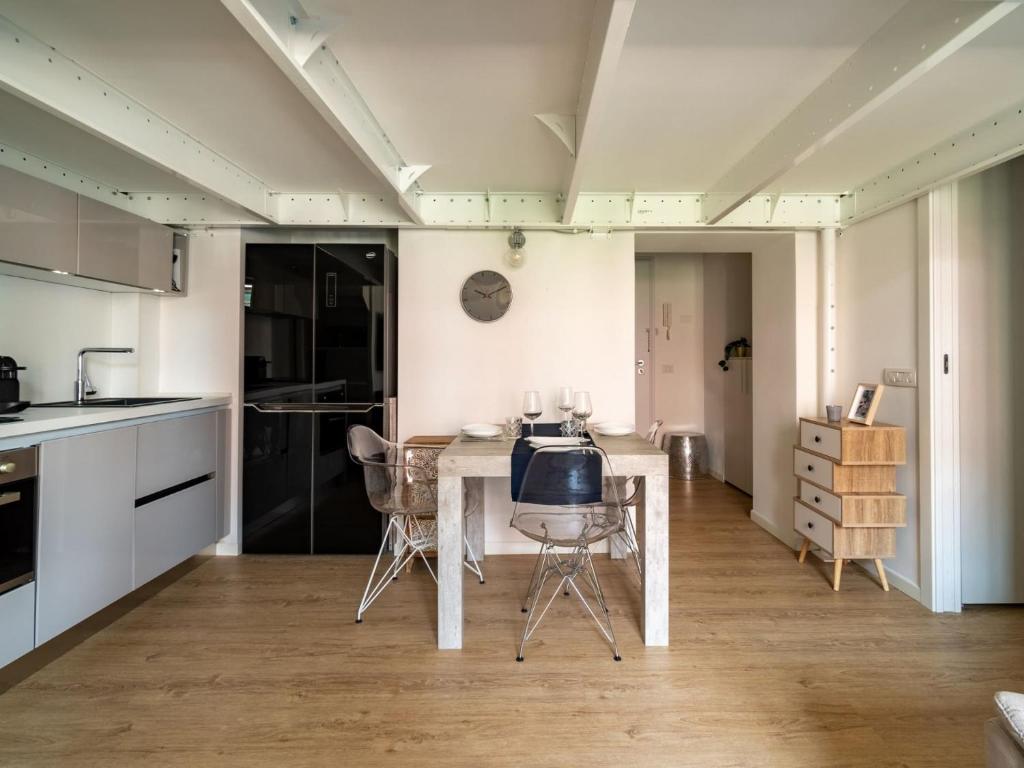 uma cozinha com mesa e cadeiras num quarto em The Best Rent - Lovely loft with balcony near Piazza Vetra em Milão