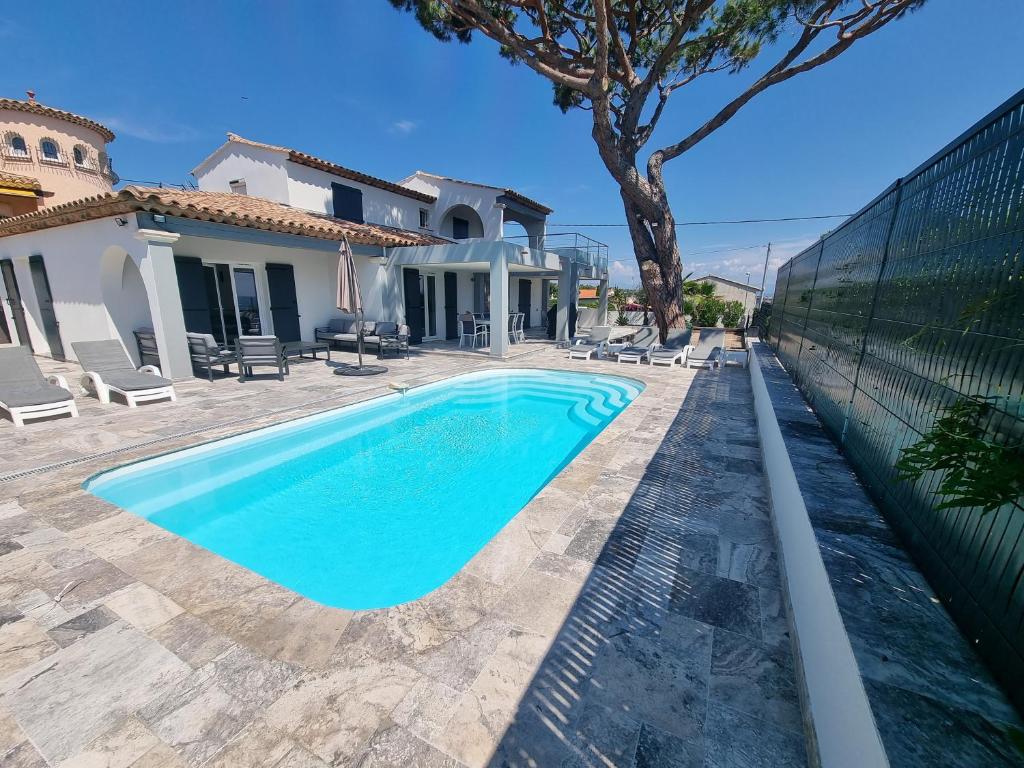 une piscine devant une maison dans l'établissement villa beaupré, aux Issambres