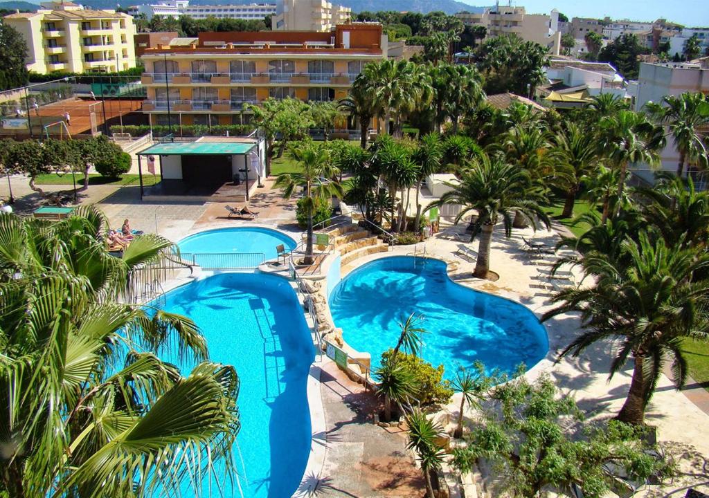 an overhead view of two pools in a resort at Club Simó in Cala Millor