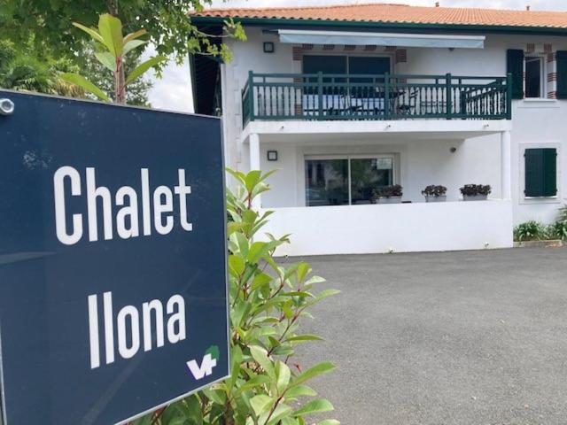 una señal frente a una casa con un edificio en Chalet ILONA, en Cambo-les-Bains