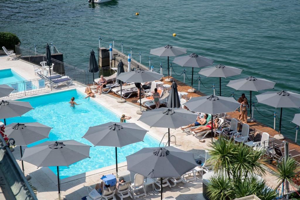 een uitzicht over een zwembad met parasols bij Hotel Rivalago in Sulzano