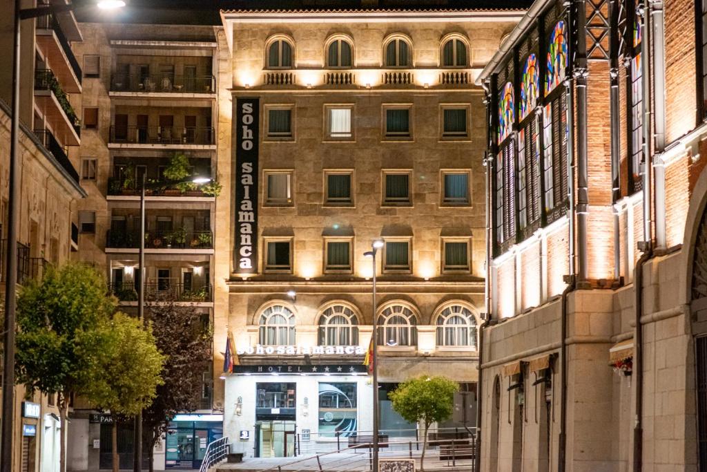 un edificio con un cartel en el costado en Soho Boutique Salamanca, en Salamanca