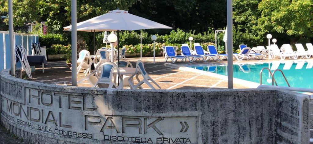 Bazén v ubytování Mondial Park Hotel nebo v jeho okolí