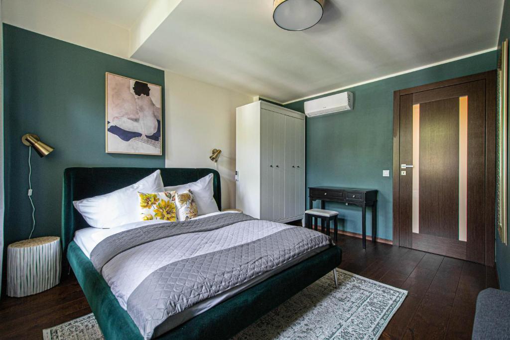 Postel nebo postele na pokoji v ubytování Quite Loft with Balcony and 3 Air Conditioners