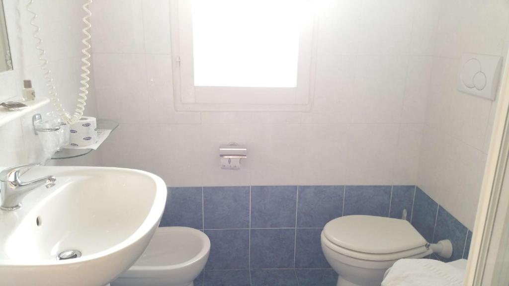 A bathroom at Hotel Delle Mimose