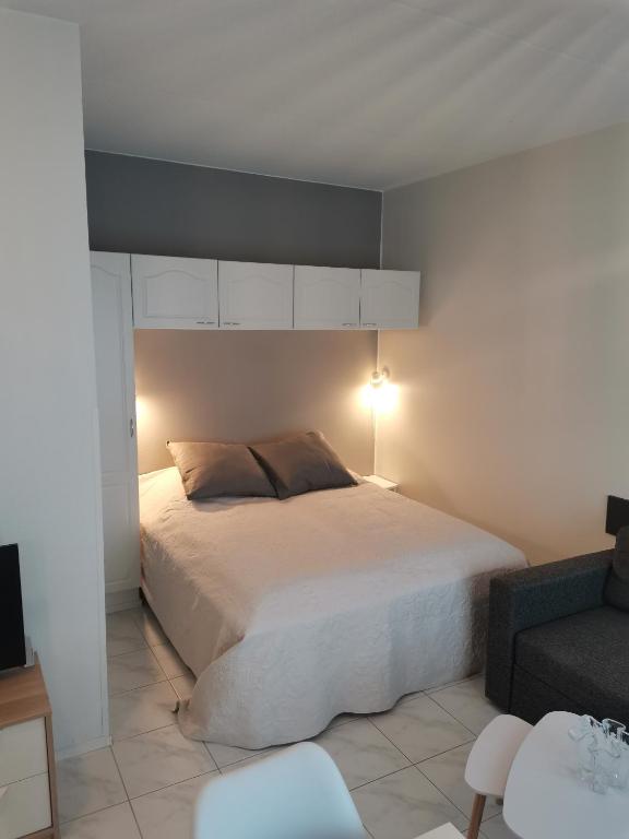 a bedroom with a large bed and a couch at Ylläs Kanerva 102 in Äkäslompolo