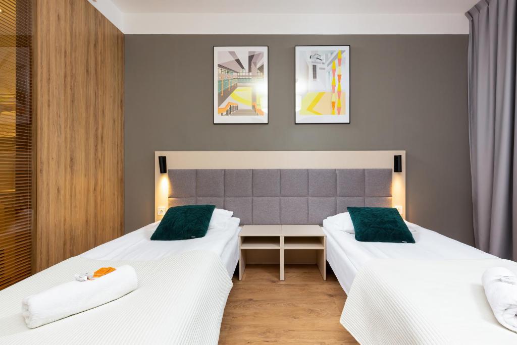 Postel nebo postele na pokoji v ubytování Business Studio Apartments Wolska by Noclegi Renters