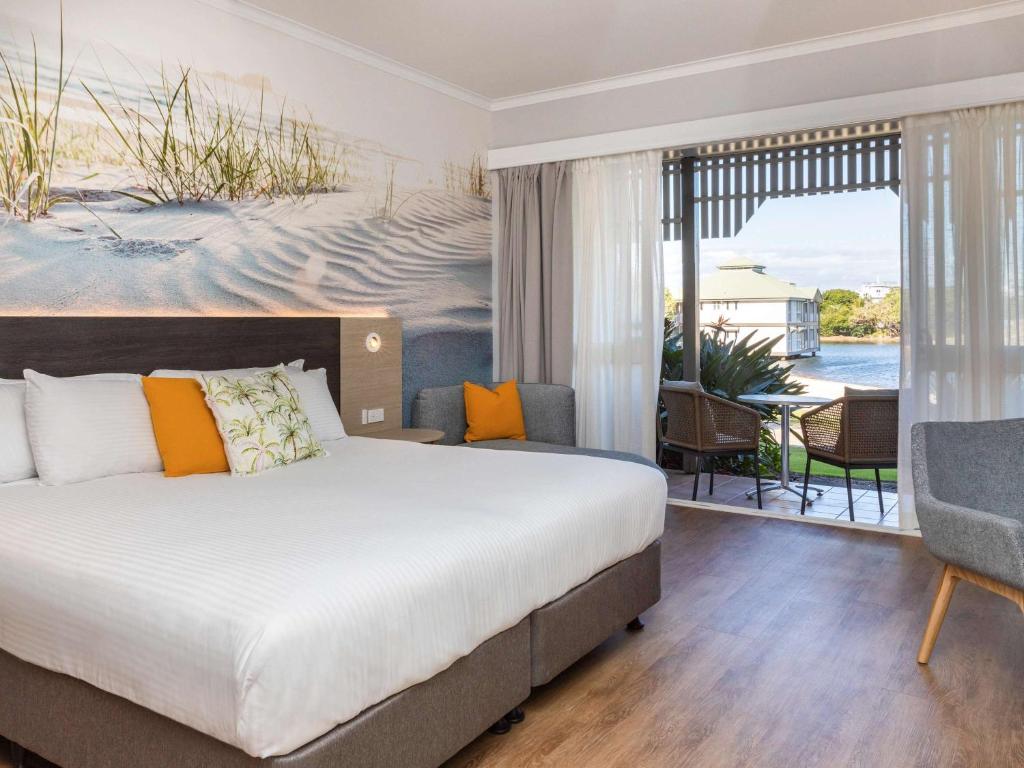 Postel nebo postele na pokoji v ubytování Novotel Sunshine Coast Resort