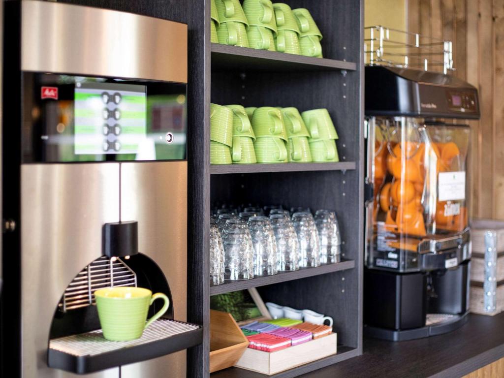 Příslušenství pro přípravu čaje a kávy v ubytování ibis Styles Contres-Cheverny
