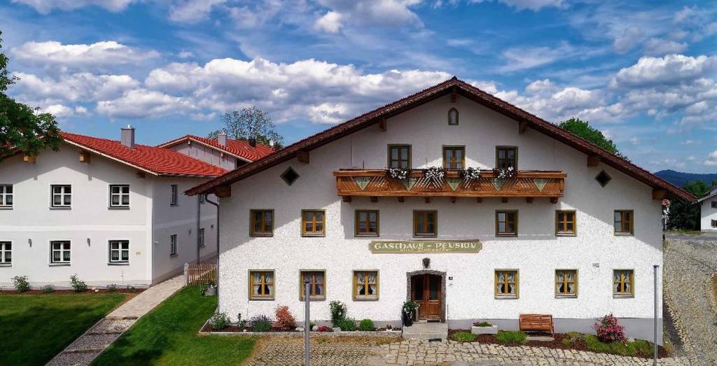 a large white building with a sign on it at Pension Zum Lebzelter in Freyung