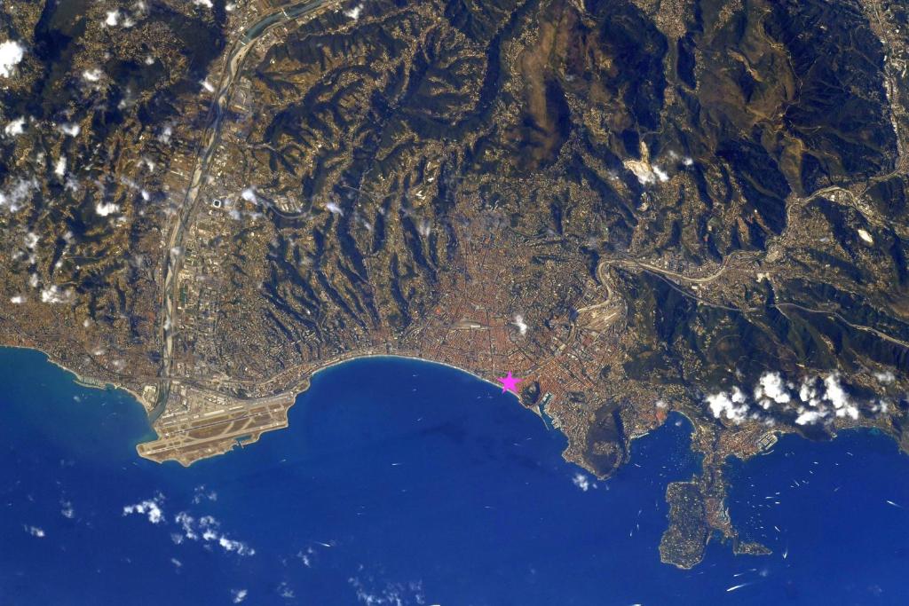 Une image de la Terre à partir de l'iss dans l'établissement Papa Riviera - Nice old town - 1-3 pers, à Nice