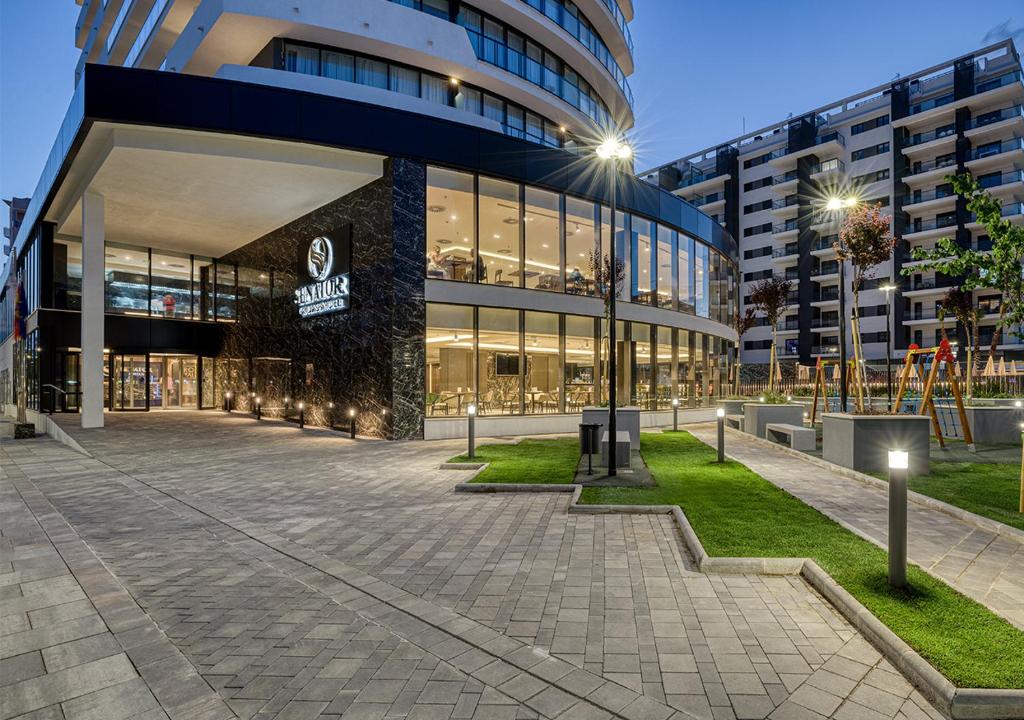 un grand bâtiment avec des lumières devant lui dans l'établissement Senator Gandia, à Gandía