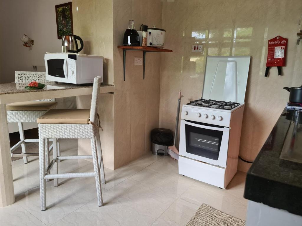 Kuchyň nebo kuchyňský kout v ubytování Tourterelle Holiday Home