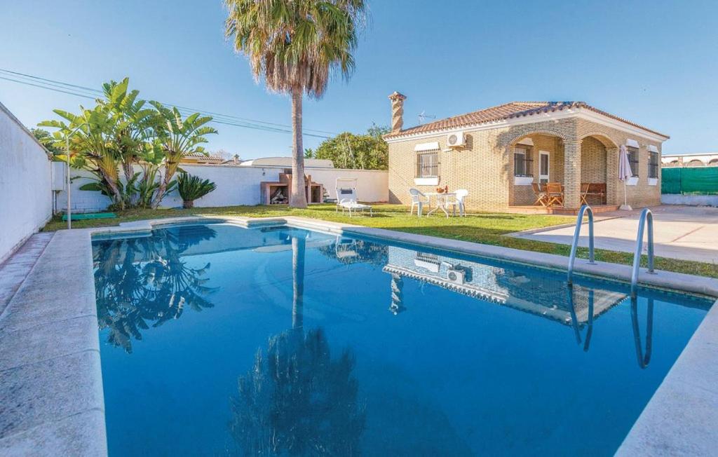 una piscina frente a una casa en la casita de la palmera, en El Puerto de Santa María
