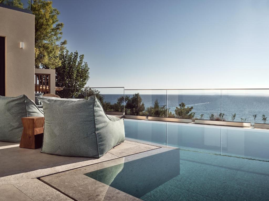 een patio met een bank en uitzicht op de oceaan bij Uparati villa in Tsilivi