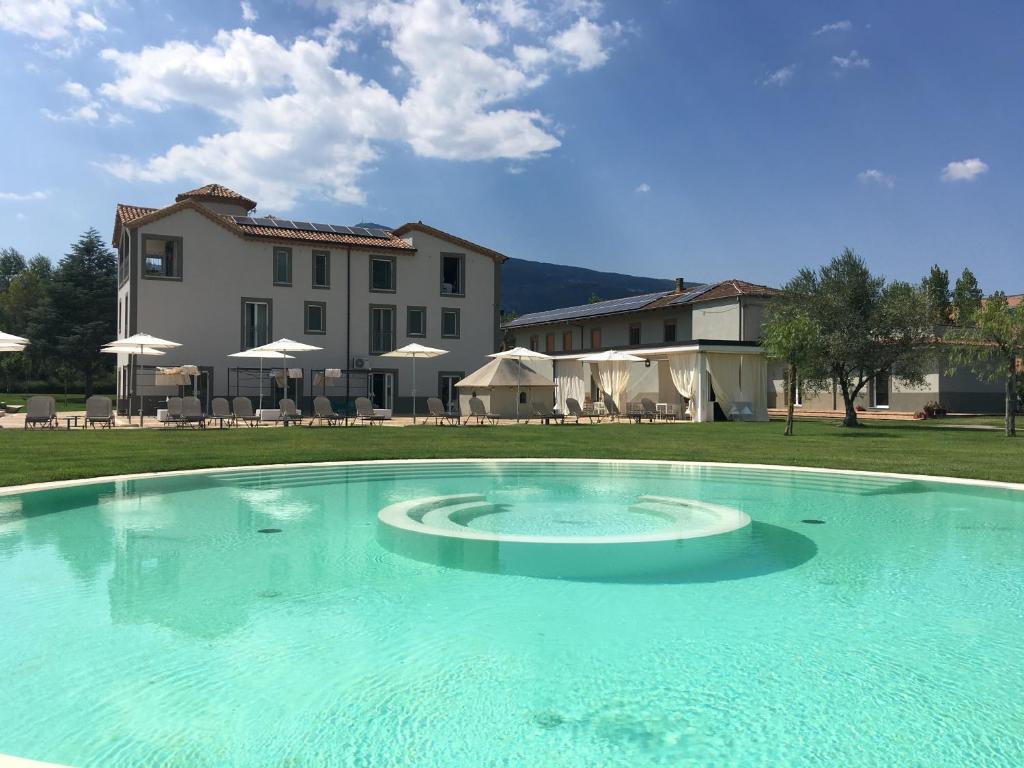 een groot zwembad voor een huis bij Iumara Dimora di Campagna in Omignano Scale