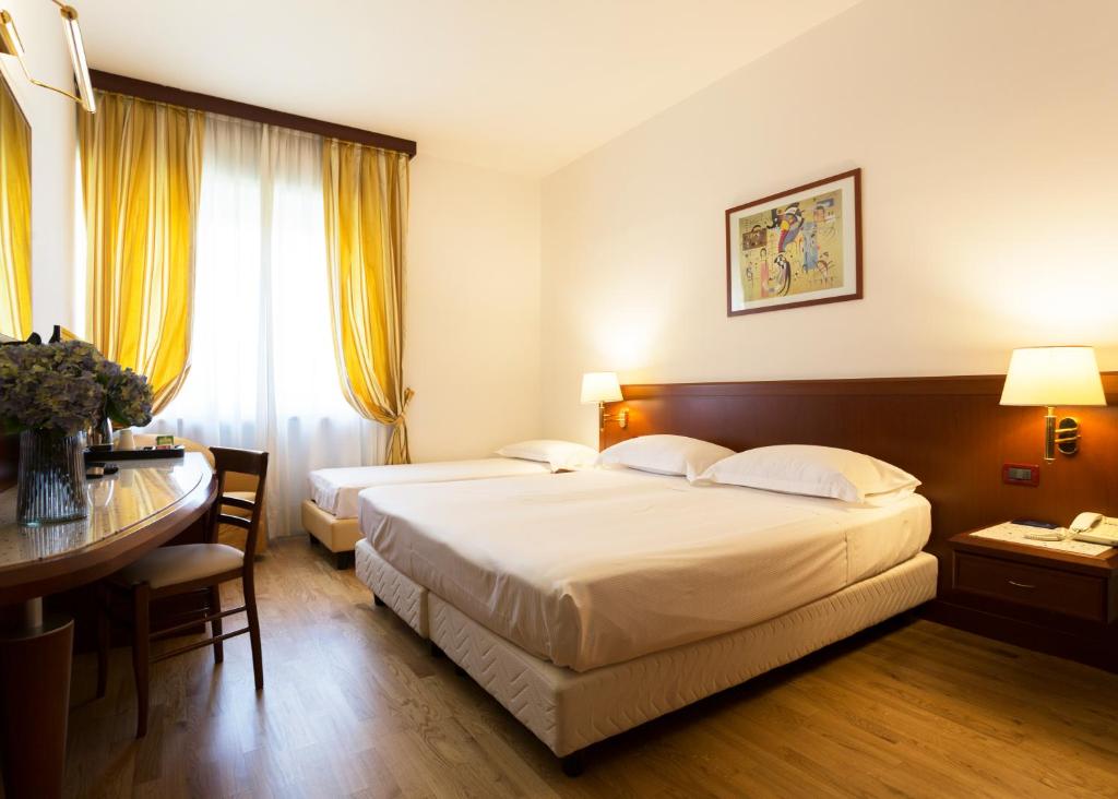 Postel nebo postele na pokoji v ubytování Hotel Europa