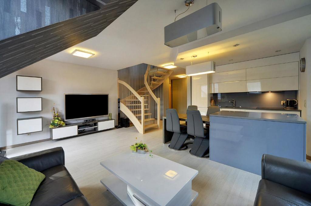 een woonkamer met een keuken en een eetkamer bij Apartamenty EverySky - Prusa 2a-22 in Karpacz