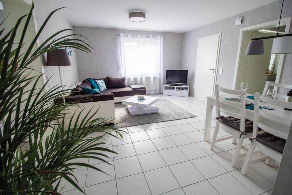 ein Wohnzimmer mit einem Sofa und einem Tisch in der Unterkunft Ferienwohnung Eifelurlaub in Daun