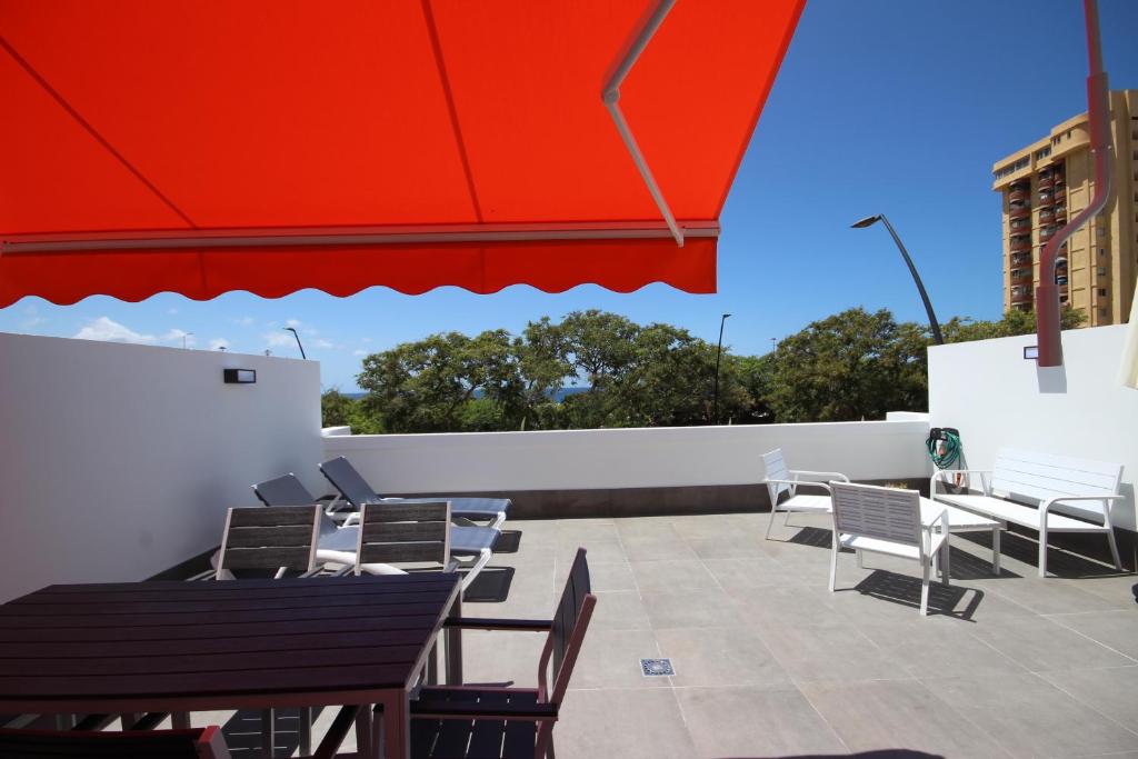 A balcony or terrace at Apartment Azahara Sunrises, Los Cristianos