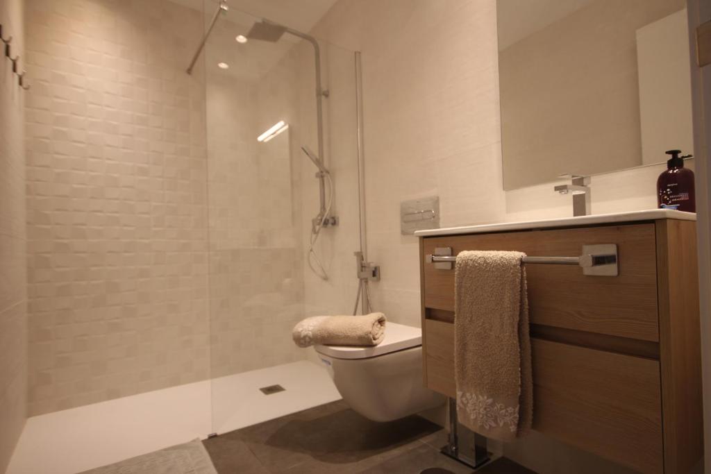 A bathroom at Apartment Azahara Sunrises, Los Cristianos