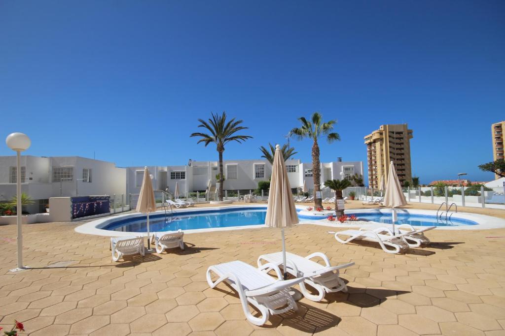 The swimming pool at or close to Apartment Azahara Sunrises, Los Cristianos