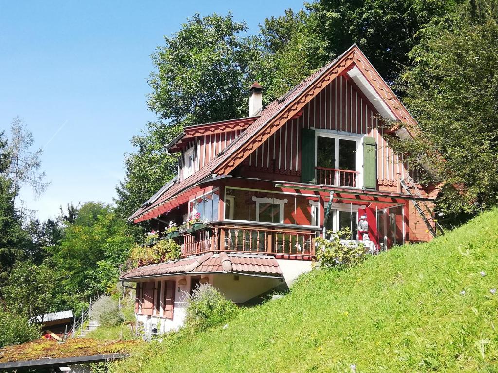 uma casa sentada no topo de uma colina em 1 ZI Appartement Zauberwald em Bildstein