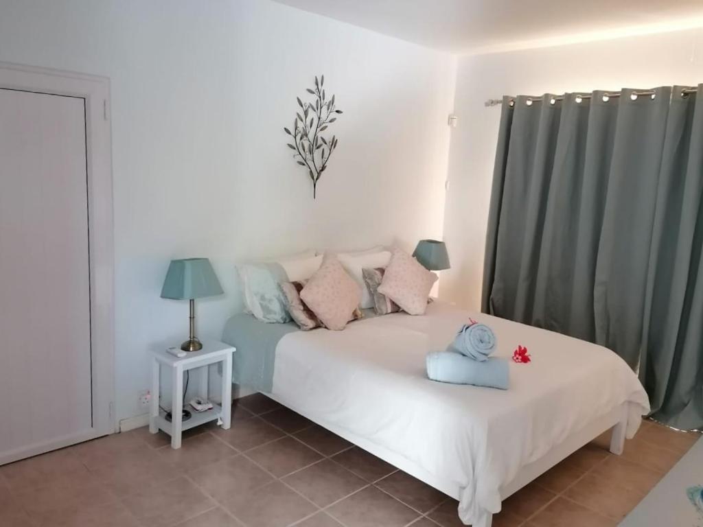 Postel nebo postele na pokoji v ubytování Marisa Residences