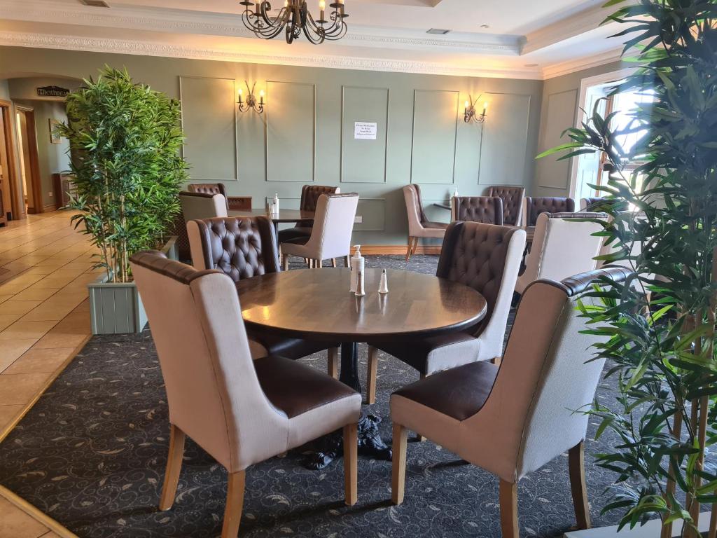 a dining room with a table and chairs at Caisleain Oir Hotel in Annagry