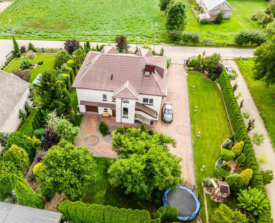 uma vista aérea de uma casa com um quintal em Podlaska Oaza - Dom całoroczny z sauną. em Pułazie Świerze
