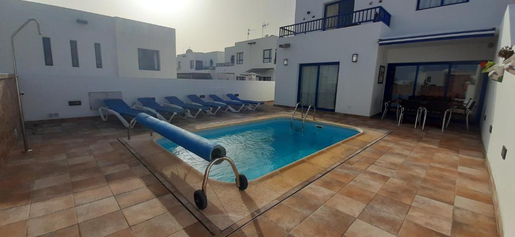 einen Pool mit Wasserrutsche in einem Haus in der Unterkunft Villa Perdomo in Playa Blanca
