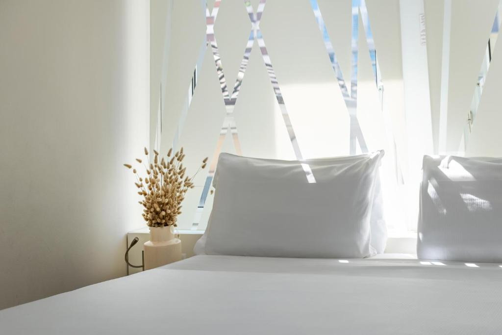 Postel nebo postele na pokoji v ubytování Hotel Admiral Lugano