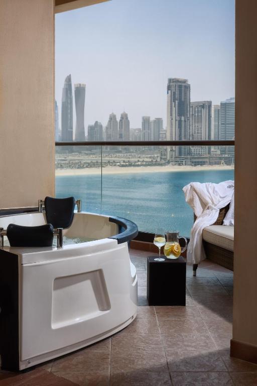 Fairmont The Palm - 盛大的家庭遗产室，有两个国王床和阳台
