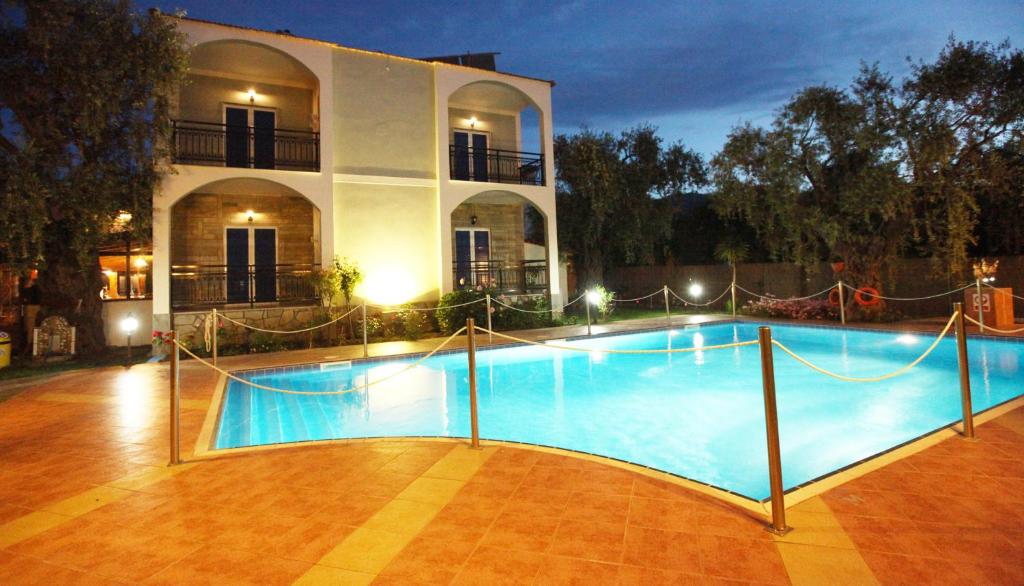 une grande piscine en face d'une maison dans l'établissement Villa Elia, à Thasos