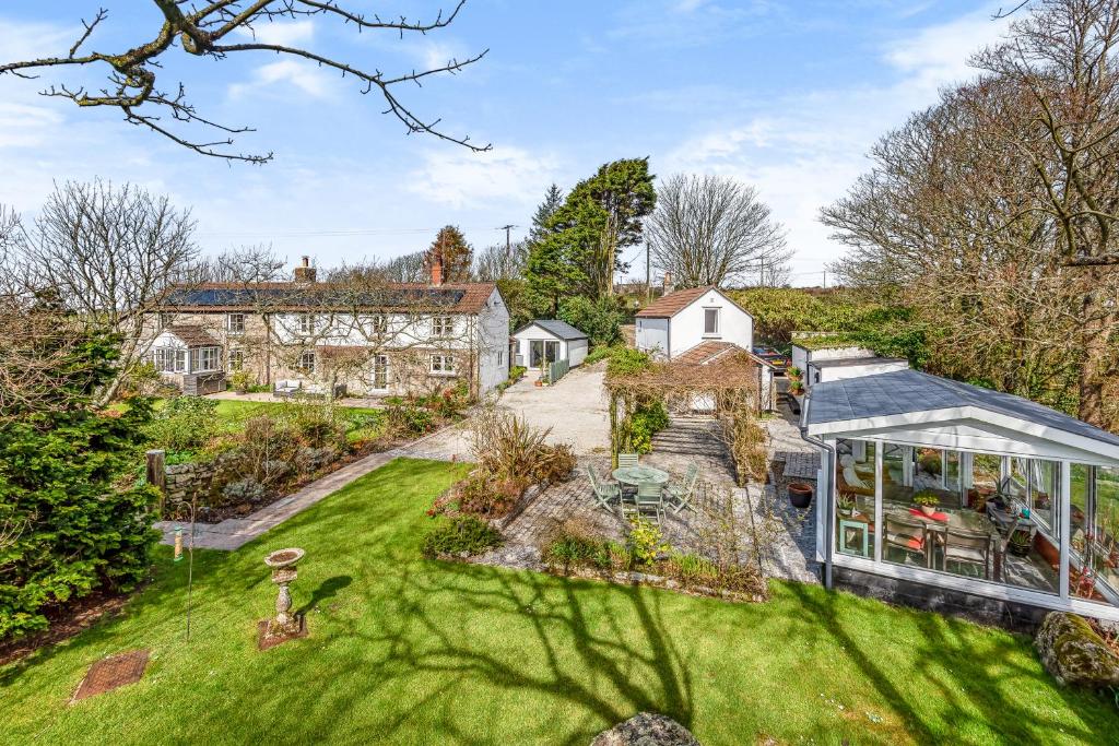 ヘルストンにあるTresowes Green Cottageの庭園付きの家屋の空中風景