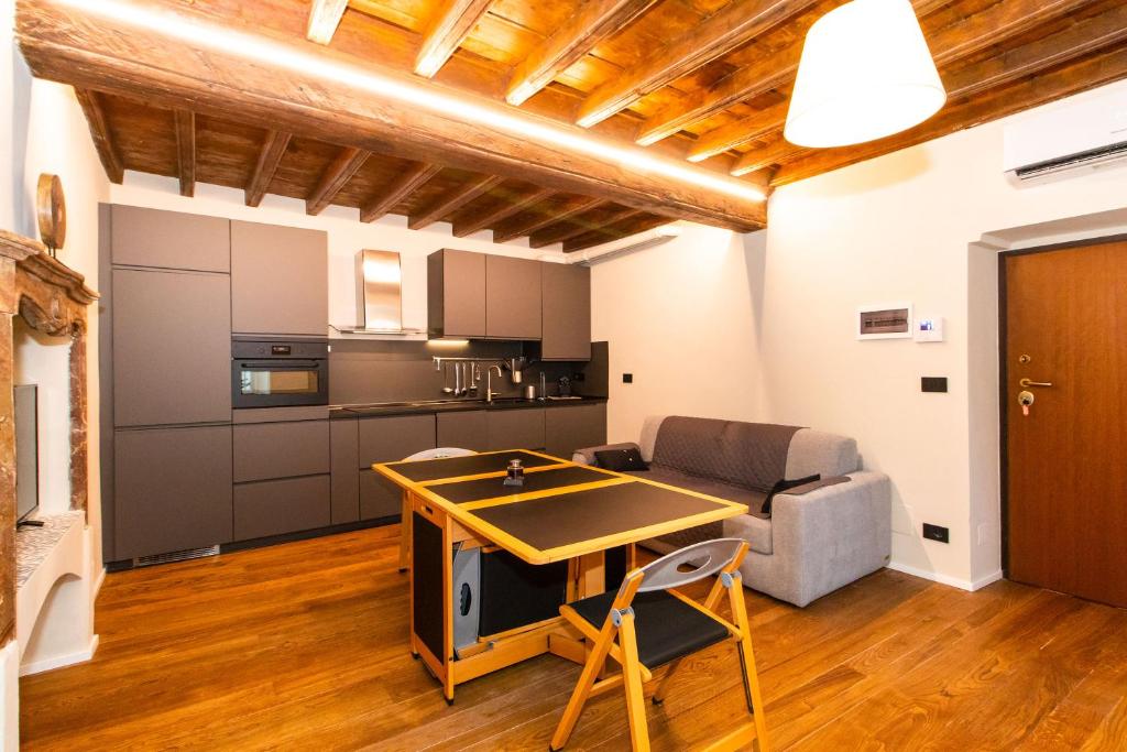 Kuchyňa alebo kuchynka v ubytovaní Stylish Quardilatero Romano Central Flat