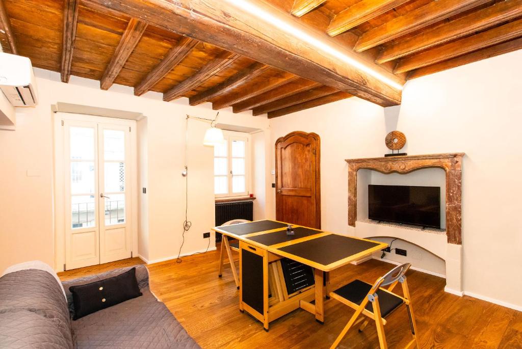 Televízia a/alebo spoločenská miestnosť v ubytovaní Stylish Quardilatero Romano Central Flat