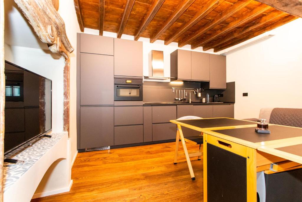 Kuchyňa alebo kuchynka v ubytovaní Stylish Quardilatero Romano Central Flat