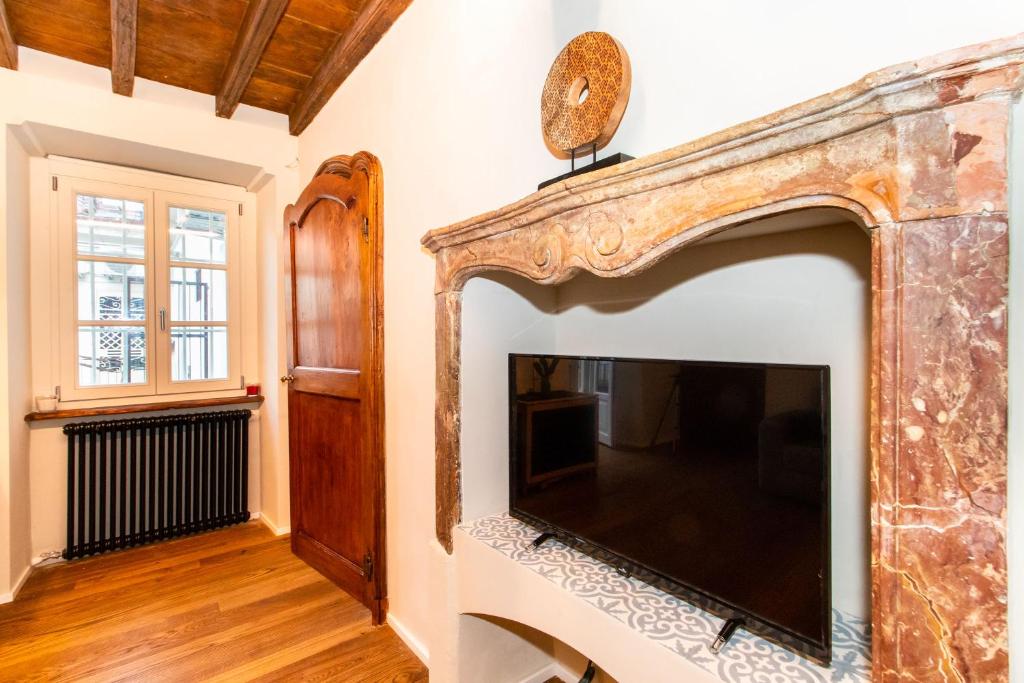 Televízia a/alebo spoločenská miestnosť v ubytovaní Stylish Quardilatero Romano Central Flat