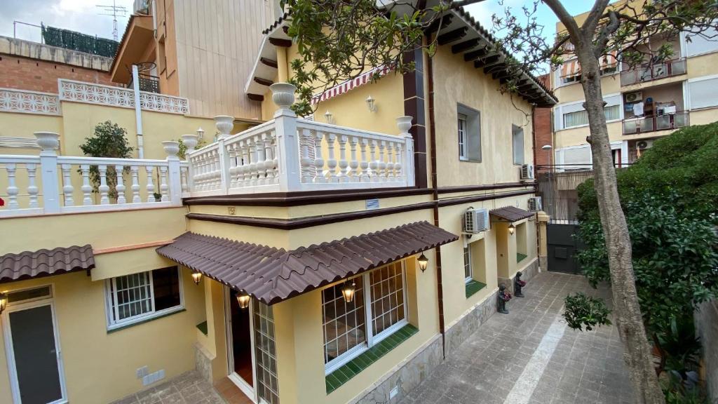 un immeuble d'appartements avec balcon dans une rue dans l'établissement Casa Flores del Mediterráneo, à Badalona