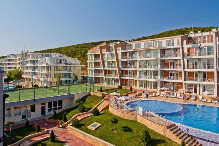 a large apartment building with a pool and a tennis court at Sunset Complex in Kosharitsa
