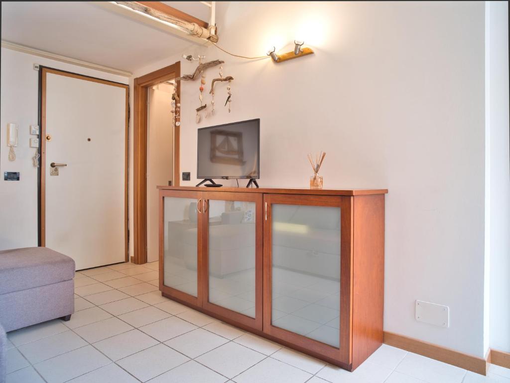 Televízia a/alebo spoločenská miestnosť v ubytovaní Medusa Apartment - Monolocale Centro