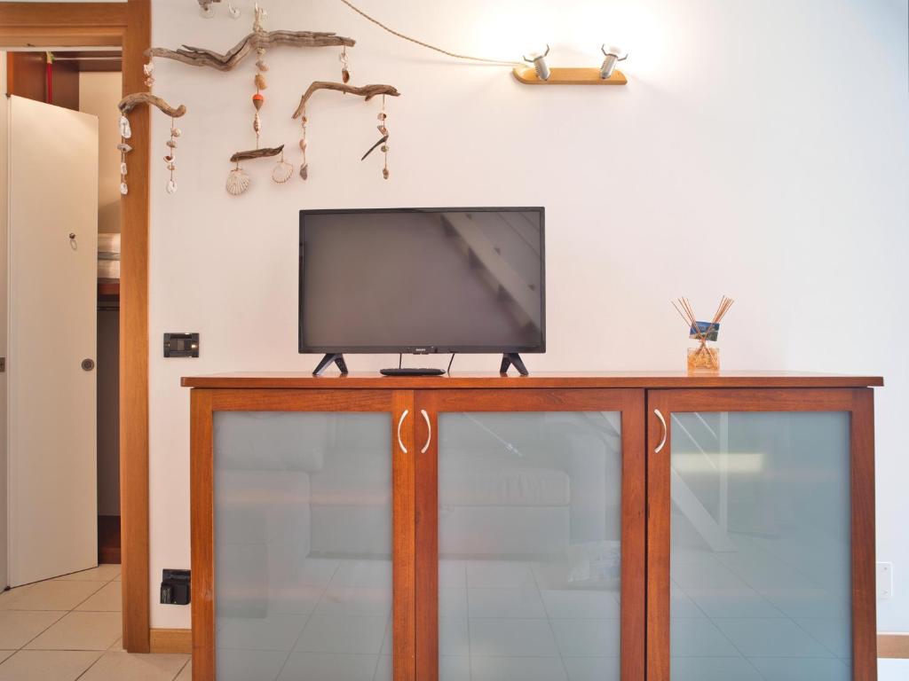 Televízia a/alebo spoločenská miestnosť v ubytovaní Medusa Apartment - Monolocale Centro