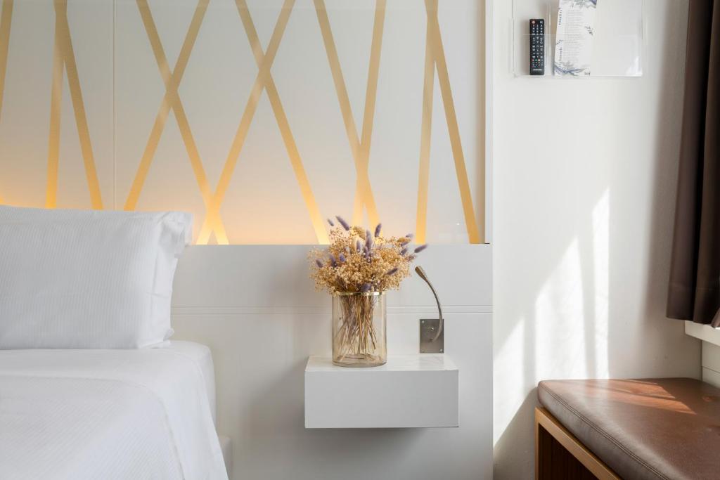 Postel nebo postele na pokoji v ubytování Hotel Admiral Lugano